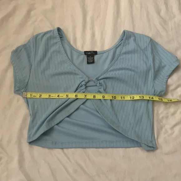 RUE 21 baby blue Crop Top with keyhole middle - Picture 4 of 6